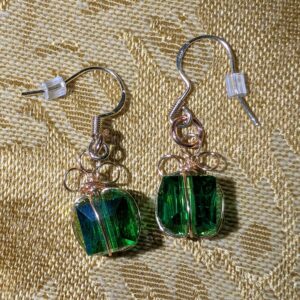 Present earrings in green glass