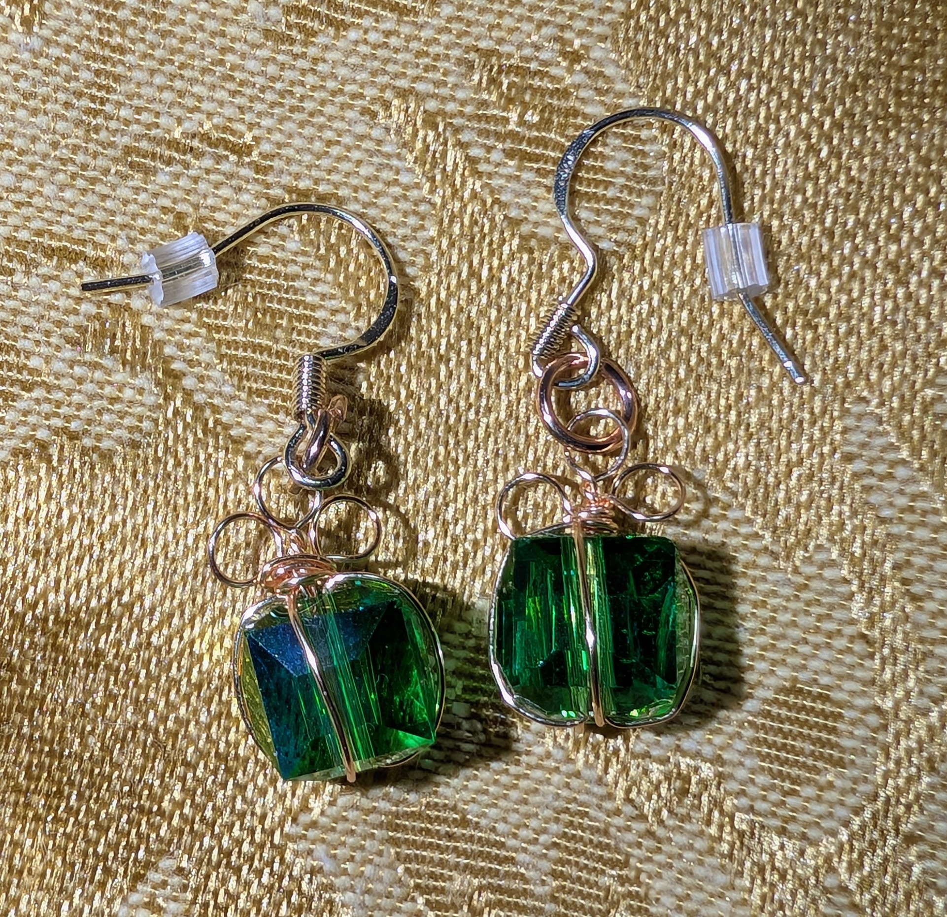 Present earrings in green glass