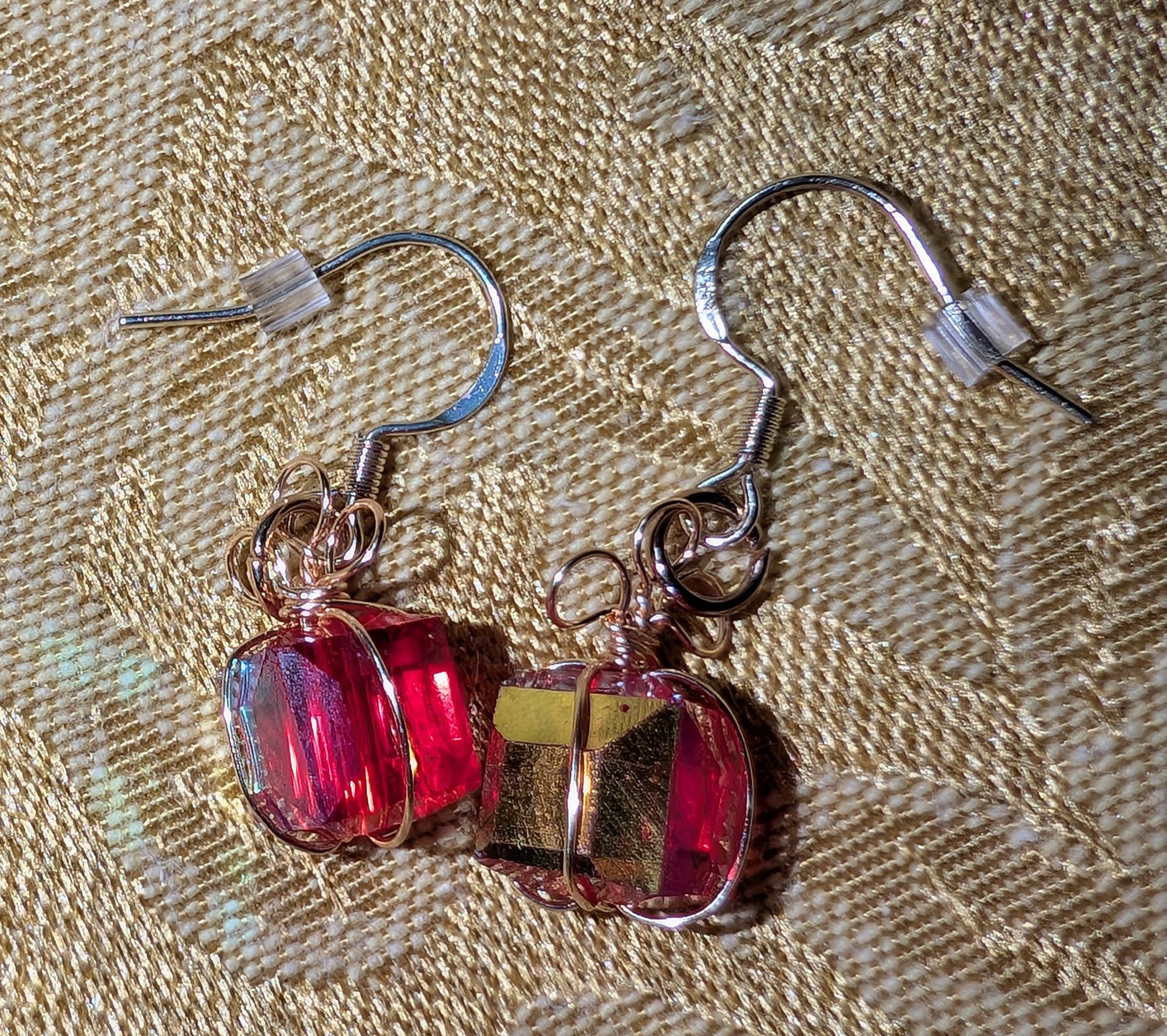 Present earrings in red glass